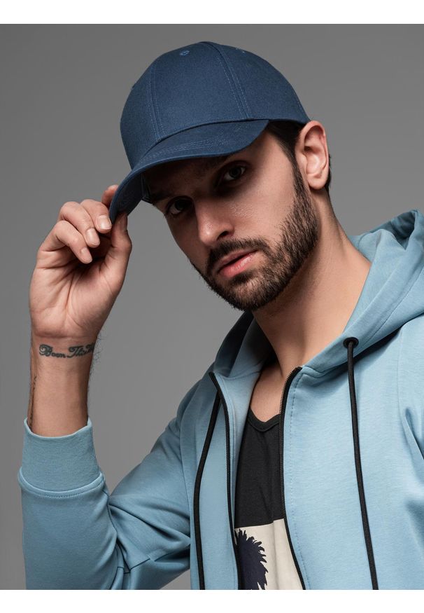 Ombre Clothing - Jednokolorowa czapka męska bejsbolówka z daszkiem – granatowa V2. Kolor: niebieski. Materiał: bawełna. Wzór: ze splotem. Styl: klasyczny, sportowy, casual