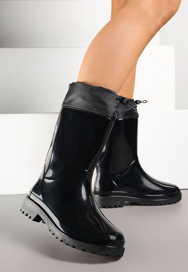 Born2be - Czarne Lakierowane Kalosze ze Ściąganą Cholewką Fevaselle. Okazja: na co dzień, na spacer. Kolor: czarny. Materiał: lakier. Szerokość cholewki: normalna. Styl: klasyczny, casual
