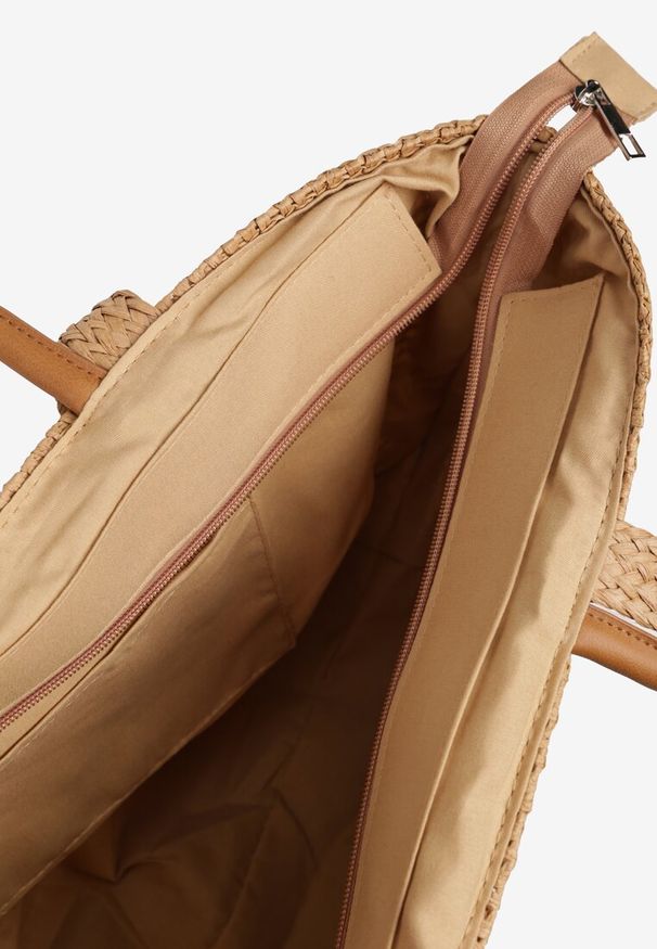 Born2be - Ciemnobeżowa Pleciona Torebka Shopper z Metaliczną Ozdobą Feleriona. Kolor: beżowy. Wzór: aplikacja. Sezon: lato. Styl: elegancki, casual