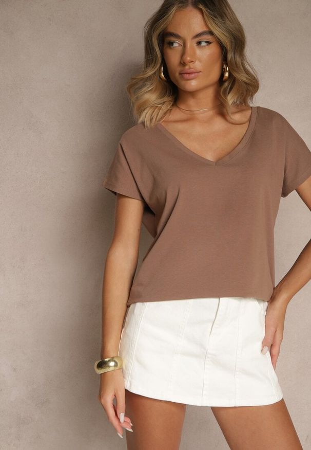 Renee - Ciemnobeżowy T-shirt z Bawełny z Dekoltem w Serek Linithiela. Typ kołnierza: dekolt w serek. Kolor: beżowy. Materiał: bawełna. Sezon: lato