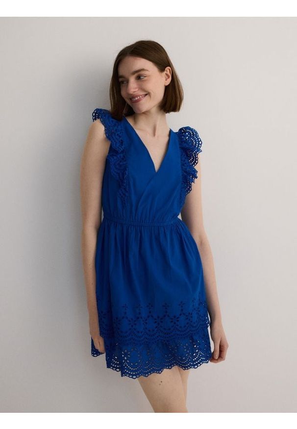 Reserved - Sukienka z ażurowymi wstawkami - niebieski. Kolor: niebieski. Materiał: bawełna, tkanina. Wzór: ażurowy. Styl: klasyczny