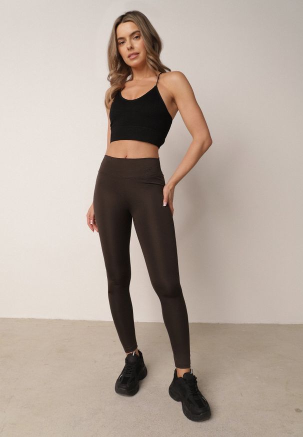 Born2be - Brązowe Legginsy w Stylu Basic z Wyszczuplającym Pasem Samertes. Okazja: do pracy, na co dzień, na spacer. Stan: podwyższony. Kolor: brązowy. Długość: krótkie. Styl: casual