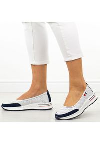 Skórzane granat półbuty damskie Cambell 87307. Okazja: do pracy, na co dzień. Kolor: biały. Materiał: skóra. Sezon: wiosna, lato. Styl: klasyczny, casual #1