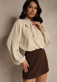 Renee - Beżowa Bluzka Ozdobiona Wiązaniem i Plisowanymi Rękawami Jenowena. Okazja: na co dzień. Kolor: beżowy. Materiał: jeans. Wzór: aplikacja. Styl: casual, elegancki