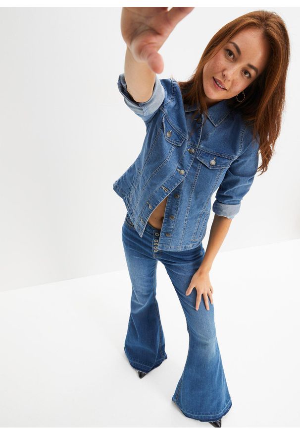 bonprix - Dżinsy dzwony z dołem nogawek bez obszycia. Kolor: niebieski