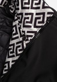 Renee - Czarna Kurtka Parka z Kapturem w Oryginalny Wzór Wewnątrz Tiosara. Okazja: na spacer, na co dzień. Typ kołnierza: kaptur. Kolor: czarny. Materiał: jeans. Wzór: aplikacja. Styl: casual #3