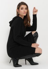 Born2be - Czarna Wełniana Sukienka z Kapturem w Prążki Tyrwe. Okazja: na co dzień. Typ kołnierza: kaptur. Kolor: czarny. Materiał: wełna. Długość rękawa: długi rękaw. Wzór: prążki. Typ sukienki: proste. Styl: klasyczny, casual, elegancki #4
