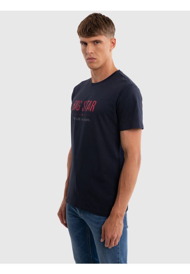 Big-Star - Koszulka męska o klasycznym kroju granatowa Bruno 403. Okazja: na co dzień. Kolor: niebieski. Materiał: tkanina, denim, jeans. Wzór: aplikacja, nadruk, napisy. Styl: klasyczny