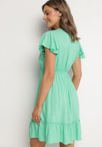 Born2be - Zielona Rozkloszowana Bawełniana Sukienka z Guzikami i Falbanami Natinema. Okazja: na co dzień. Typ kołnierza: dekolt w serek. Kolor: zielony. Materiał: bawełna. Sezon: lato. Styl: casual #4