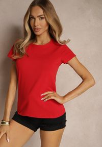 Renee - Czerwony Basicowy T-shirt z Bawełny Mevolena. Okazja: na co dzień. Kolor: czerwony. Materiał: bawełna. Styl: klasyczny, casual