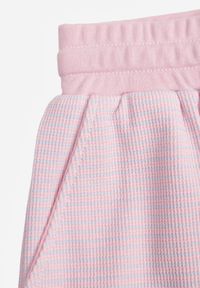 Born2be - Różowe Bawełniane Szorty Dresowe w Drobne Paseczki Wiązane na Sznurki Loregune. Okazja: do domu, na co dzień. Kolor: różowy. Materiał: bawełna, dresówka. Długość: krótkie. Wzór: gładki. Styl: elegancki, klasyczny, casual #5