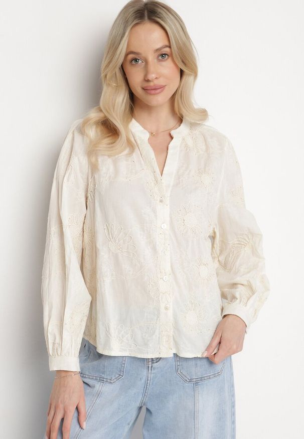 Born2be - Beżowa Bawełniana Koszula Zdobiona Haftem w Kwiatowy Wzór z Cekinami Gonirith. Okazja: na co dzień. Typ kołnierza: dekolt w serek. Kolor: beżowy. Materiał: bawełna. Długość rękawa: długi rękaw. Długość: długie. Wzór: aplikacja, haft, kwiaty. Styl: casual, elegancki