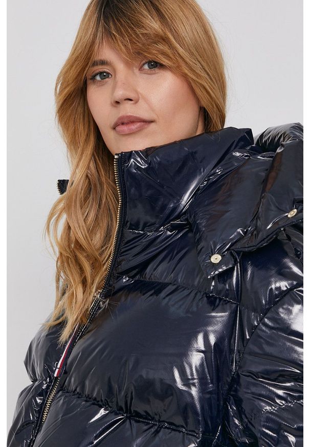 TOMMY HILFIGER - Tommy Hilfiger kurtka puchowa damska kolor granatowy zimowa. Okazja: na co dzień. Kolor: niebieski. Materiał: puch. Wzór: gładki. Sezon: zima. Styl: casual