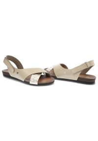 Beżowe Sandały Lemar Modne Buty Na Lato. Zapięcie: rzepy. Kolor: beżowy. Materiał: skóra. Wzór: aplikacja. Sezon: lato. Obcas: na obcasie. Styl: klasyczny, elegancki. Wysokość obcasa: niski #4