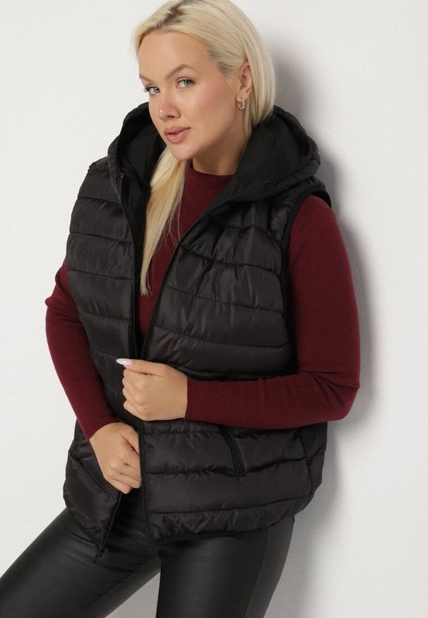 Born2be - Czarna Dwustronna Kamizelka z Kapturem Zdobiona Pikowanymi Przeszyciami Tuliona. Okazja: na spacer. Typ kołnierza: kaptur. Kolekcja: plus size. Kolor: czarny. Materiał: jeans. Wzór: aplikacja. Styl: elegancki