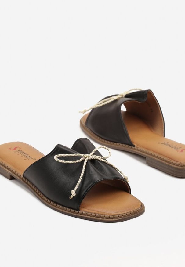 Renee - Czarne Klapki w Minimalistycznym Stylu Zdobione Kokardką Paniffia. Okazja: na spacer. Nosek buta: otwarty. Kolor: czarny. Wzór: aplikacja. Sezon: lato. Obcas: na obcasie. Styl: elegancki. Wysokość obcasa: niski