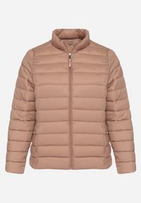 Born2be - Różowa Pikowana Kurtka o Prostym Kroju z Niską Stójką Zeniva. Okazja: na co dzień, na spacer. Typ kołnierza: kołnierzyk stójkowy. Kolekcja: plus size. Kolor: różowy. Materiał: dzianina, jeans. Styl: casual #5