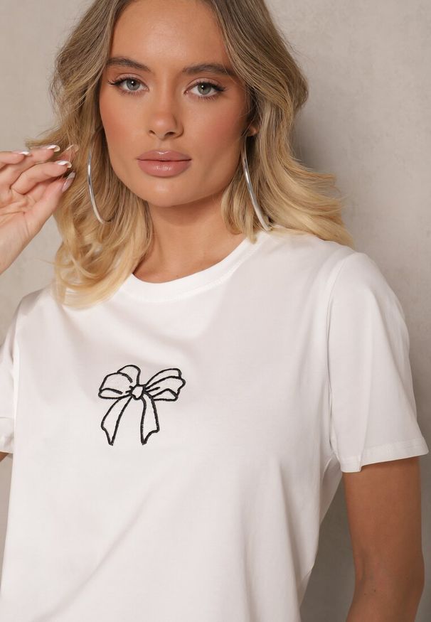 Renee - Biała Bluzka z Bawełny z Motywem Kokardki Norimar. Okazja: na co dzień. Typ kołnierza: kokarda. Kolor: biały. Materiał: bawełna. Długość rękawa: krótki rękaw. Długość: krótkie. Styl: elegancki, klasyczny, casual
