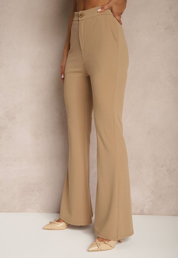 Renee - Ciemnobeżowe Spodnie High Waist Dzwony z Wiskozą Blazza. Okazja: na co dzień. Stan: podwyższony. Kolor: beżowy. Materiał: wiskoza. Sezon: wiosna. Styl: casual