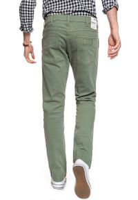 Wrangler - WRANGLER SPODNIE MĘSKIE GREENSBORO GREEN SAGE W15QSB22J. Materiał: materiał #4