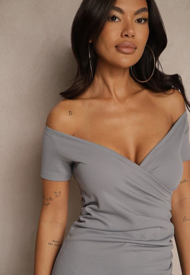 Renee - Szara Kopertowa Sukienka Typu Bodycon Sopaffe. Okazja: na co dzień. Kolor: szary. Materiał: jeans. Typ sukienki: kopertowe, bodycon. Styl: elegancki, casual