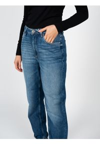Guess Jeansy Mom Fit | W2RA21D3Y0V | Kobieta | Niebieski. Okazja: na co dzień. Stan: podwyższony. Kolor: niebieski. Długość: do kostek. Wzór: aplikacja. Styl: casual, vintage, retro, elegancki #3
