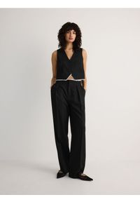 Reserved - Spodnie z surowym wykończeniem - czarny. Kolor: czarny. Materiał: tkanina, wiskoza. Wzór: gładki #1