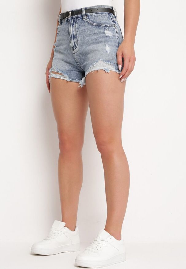 Born2be - Jasnoniebieskie Jeansowe Szorty z Wysokim Stanem Ozdobione Przetarciami z Paskiem z Ekoskóry Tiamathia. Okazja: na co dzień. Stan: podwyższony. Kolor: niebieski. Materiał: jeans. Wzór: aplikacja. Sezon: lato. Styl: casual, elegancki, sportowy