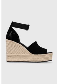 Calvin Klein Jeans sandały WEDGE SANDAL WIDE SU CON damskie kolor czarny na koturnie YW0YW00963. Zapięcie: rzepy. Kolor: czarny. Materiał: poliester, materiał, guma. Wzór: gładki. Obcas: na koturnie