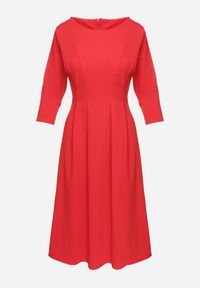 Born2be - Czerwona Rozkloszowana Sukienka Ozdobiona Przeszyciami Reamira. Okazja: na co dzień. Typ kołnierza: dekolt w łódkę. Kolor: czerwony. Wzór: aplikacja. Styl: casual, elegancki #2