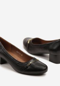 Born2be - Czarne Czółenka na Obcasie ze Skórzaną Wkładką i Metaliczną Aplikacją Neolarisa. Okazja: na co dzień. Kolor: czarny. Materiał: skóra. Wzór: aplikacja. Obcas: na obcasie. Styl: casual, elegancki, klasyczny. Wysokość obcasa: średni #2