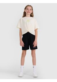 4f - 4F T-shirt oversize crop top z nadrukiem dziewczęcy - biały 140 (9-10 lat). Okazja: na co dzień. Kolor: biały. Materiał: bawełna, dzianina. Wzór: nadruk. Sezon: lato. Styl: casual, elegancki