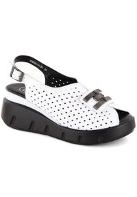 Skórzane sandały damskie na koturnie ażurowe białe Filippo DS6062. Kolor: biały. Materiał: skóra. Wzór: ażurowy. Obcas: na koturnie