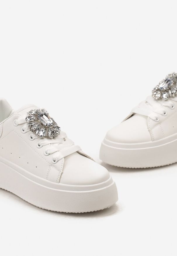 Renee - Białe Sneakersy na Grubej Podeszwie z Ozdobną Aplikacją Kamienia Danthia. Zapięcie: sznurówki. Kolor: biały. Materiał: jeans. Wzór: aplikacja