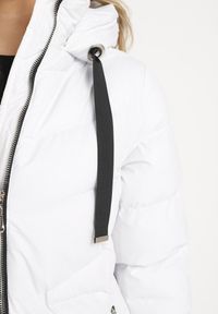 Born2be - Biała Pikowana Kurtka z Kapturem i Ozdobnymi Taśmami Ettaria. Okazja: na co dzień. Typ kołnierza: kaptur. Kolor: biały. Materiał: jeans. Styl: casual, elegancki #6