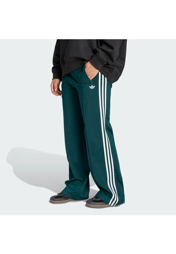 Adidas - adidas Spodnie dresowe Firebird KG3701 Zielony Loose Fit. Kolor: zielony. Materiał: syntetyk
