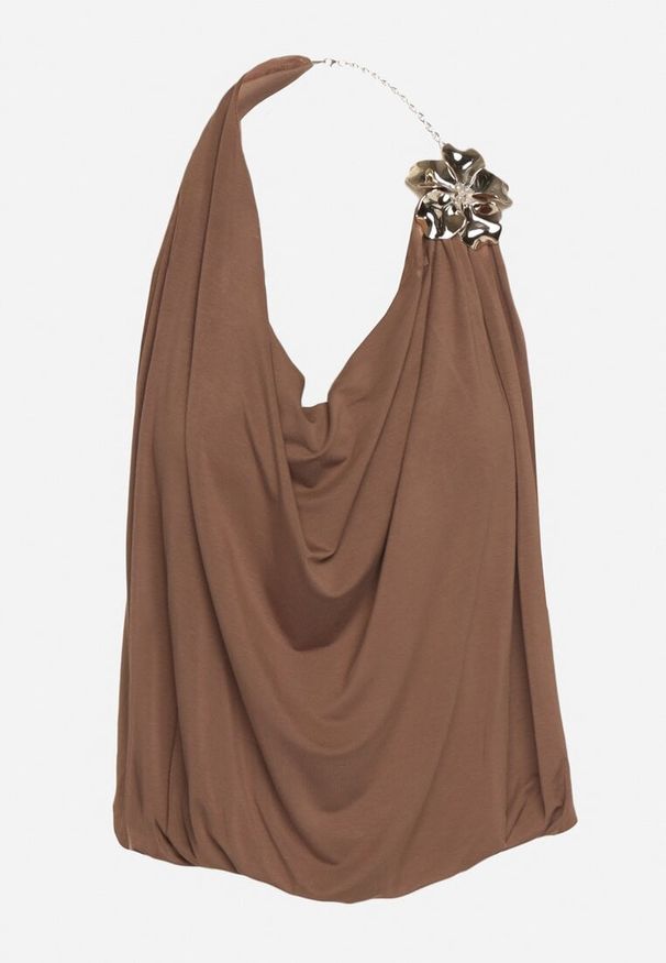 Born2be - Brązowy Elegancki Top Halter Ozdobiony Łańcuszkiem i Kwiatową Broszką Idisara. Okazja: na co dzień. Typ kołnierza: dekolt halter. Kolor: brązowy. Materiał: jeans. Wzór: aplikacja, kwiaty. Styl: elegancki