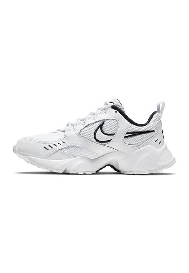 Buty do chodzenia damskie Nike Wmns Air Heights. Zapięcie: sznurówki. Kolor: biały. Materiał: materiał. Szerokość cholewki: normalna. Sport: turystyka piesza