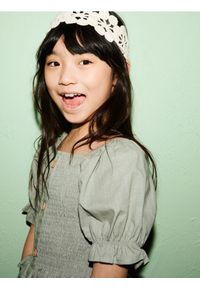 Reserved - Krótka bluzka hiszpanka - oliwkowy. Typ kołnierza: dekolt hiszpanka. Kolor: oliwkowy. Materiał: bawełna. Długość: krótkie #1