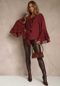 Renee - Bordowa Rustykalna Bluzka Zdobiona Falbankami i Wiązaniem przy Dekolcie Nerianna. Okazja: na co dzień. Typ kołnierza: kołnierz z falbankami. Kolor: czerwony. Materiał: tkanina. Wzór: aplikacja. Styl: casual #4
