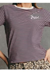 Sinsay - Koszulka w paski z haftowanym napisem - wielobarwny. Wzór: napisy, haft, paski #1