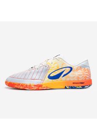KIPSTA - Buty po piłki nożnej halowej Kipsta Ginka Pro Futsal Pack Pulse. Kolor: czerwony, pomarańczowy, wielokolorowy, żółty. Materiał: skóra, kauczuk. Szerokość cholewki: normalna. Sport: piłka nożna