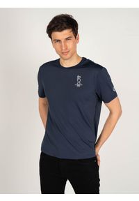 North Sails X Prada T-shirt "Foehn" | 45 2302 000 | T-shirt Foehn | Mężczyzna | Granatowy. Okazja: na co dzień. Kolor: niebieski. Materiał: poliester. Wzór: nadruk, aplikacja. Styl: casual #5