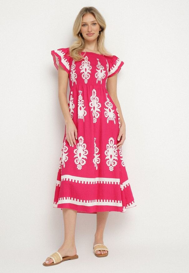 Born2be - Różowa Wiskozowa Sukienka w Ornamentalne Wzory o Rozkloszowanym Kroju Divessa. Kolor: różowy. Materiał: wiskoza. Długość rękawa: krótki rękaw. Typ sukienki: proste