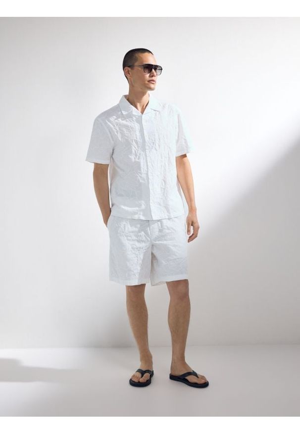 Reserved - Szorty loose fit - biały. Kolor: biały. Materiał: tkanina, bawełna