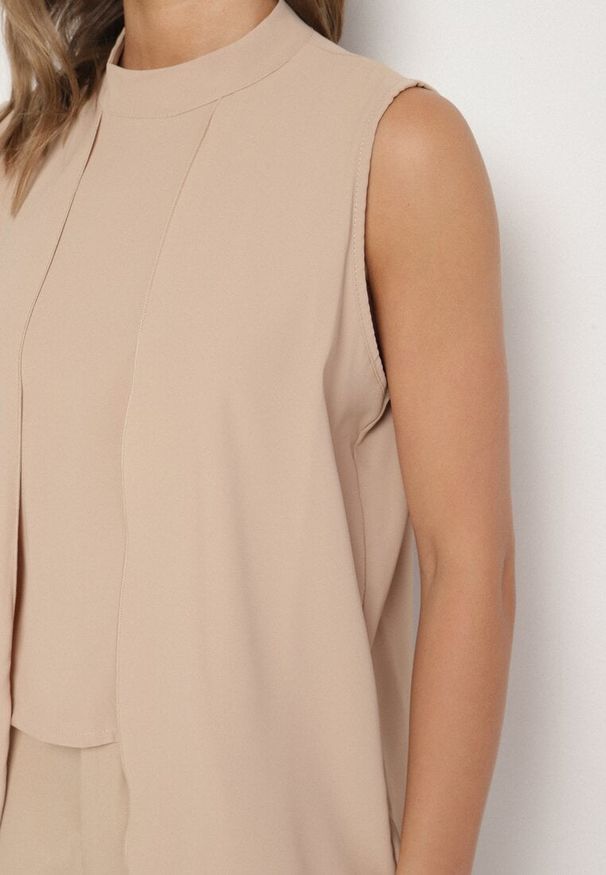 Born2be - Ciemnobeżowa Asymetryczna Bluzka z Dłuższymi Bokami Fadeleira. Okazja: na co dzień. Typ kołnierza: kołnierzyk stójkowy. Kolor: beżowy. Materiał: jeans. Długość: długie. Styl: elegancki, casual, klasyczny