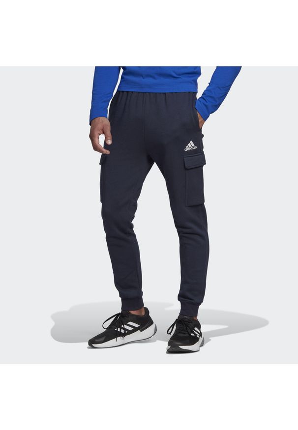 Adidas - Spodnie dresowe męskie adidas Essentials Fleece Regular Tapered Cargo. Kolor: biały, wielokolorowy, niebieski. Materiał: dresówka