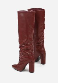 Renee - Bordowe Marszczone Kozaki na Słupkowym Obcasie z Noskiem w Szpic Badara. Okazja: na co dzień. Kolor: czerwony. Materiał: jeans, koronka. Obcas: na obcasie. Styl: casual, klasyczny. Wysokość obcasa: średni #7