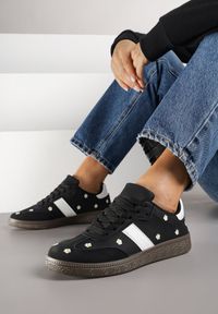 Renee - Czarne Sneakersy Tenisówki Ozdobione Kwiatkami Zummine. Okazja: na co dzień, na spacer. Kolor: czarny. Wzór: aplikacja, kwiaty. Sport: turystyka piesza