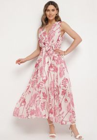 Born2be - Różowa Kopertowa Sukienka z Wiskozą z Wiązanym Paskiem Nativire. Okazja: na co dzień. Typ kołnierza: dekolt w serek. Kolor: różowy. Materiał: wiskoza. Typ sukienki: kopertowe. Styl: klasyczny, casual, elegancki #1